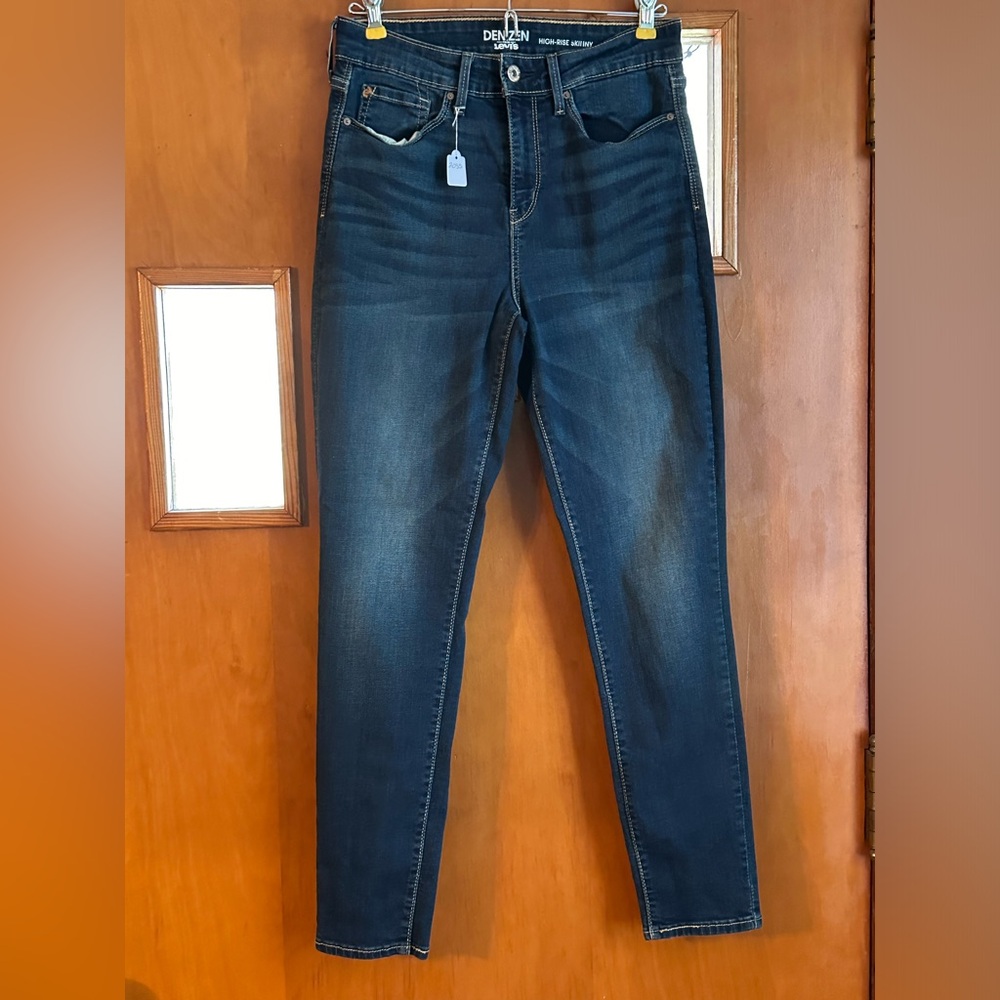 EUC Denizen from Levi’s. Size 6 short. Women’s.